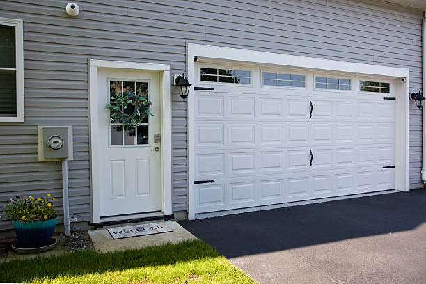 24/7 Emergency Garage Door Panel Replacement experts in Pinckney, MI